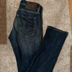 Riktigt feta replay jeans som jag nu säljer. Skicket är 9/10 inga defekter eller så. Mörkblåa och priset är endast 349kr. Kontakta vid frågor så fixar vi något!