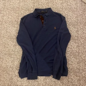 Ralph lauren pike - Skitsnygg ralph lauren långärmad pike! Inga defekter! Nypris runt 1000kr! Skriv Pm vid frågor 