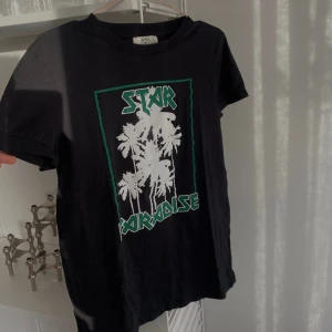T-shirt med motiv  - Säljer min såå coola t-shirt från Rika! Aldrig använd💚🖤✨