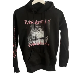Lil peep hoddie - Otroligt fin tröja på Lil peep med "everybodys everything" motiv! Aldrig använd! 