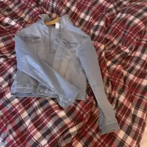 En jätte snygg jeans jacka som jag typ aldrig har andvänt!❤️