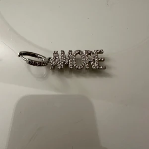 Amore örhänge - Amore örhänge , aldrig andvänd❤️skriv via frågor   köper står för frakt