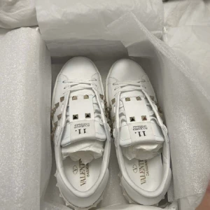 Valentino skor nya - Helt nya valentino skor , äktesbevis finns endast provade inomhus annars bara varit i Lådan. Skriv för mer bilder alla tillbehör kommer pris går att diskutera 