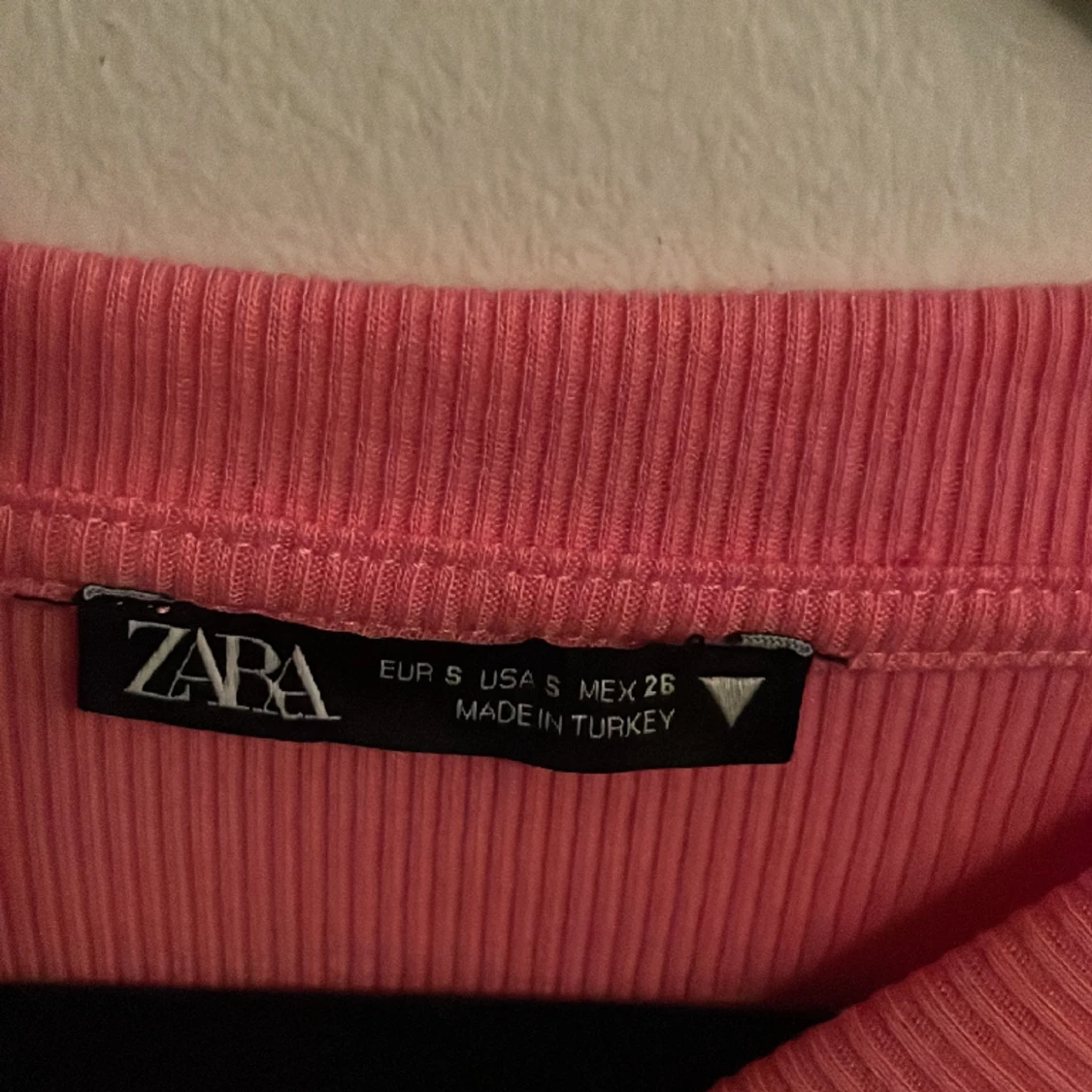 Rosa croppad t-shirt från Zara med snörning på sidorna. Storlek S. - 91