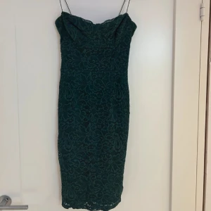 Klänning  - Jätte fin grön klänning från Nelly med spets!