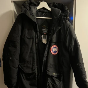 [STEAL] ÄKTA fetaste canada goose jackan möjligt - astung kanadensik gås som e så perfekt det går bror. strl S passar en M skulle jag säga den går ner till götten är asvarm och heeelt sjuk. Drain Opium Trap Singelmamma passar alllllaaa stilar o de vet du. massiv OBS: zippen e paj men kan lagas💯
