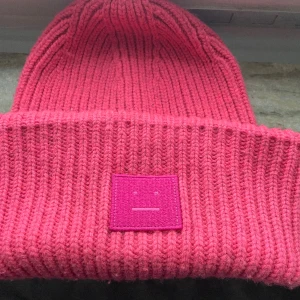 Acne studios mössa - Neon /Rosa lösa från acne studios, jätte fin men kommer inte till användning. Onesize storlek (56cm)