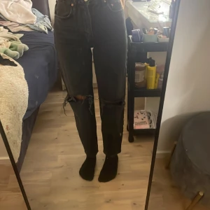 Svarta håliga jeans - Inte min stil. Säljer dessa fina svarta jeans och har aldrig använt de. 