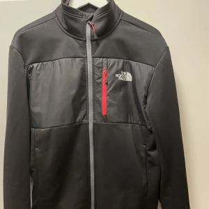 North face zip jacka / tröja - I princip oanvänd, nyskick. Storlek medium. Nypris ca 1800.