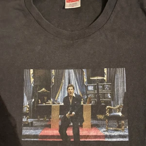 Supreme Scarface Friend Tee - Supreme Scarface samarbete från originalsläppet 2017.   Visar sin ålder med lite slitage på trycket och texten, men inte särskilt tydligt när tishan är på.   Storlek m // normal i storleken  