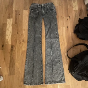 Nelly jeans - Säljer dessa super snygga lågmidjade jeans ifrån Nelly. I toppen skick endast testade🤍