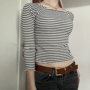 Svart vit randig topp☺️ - Säljer denna kära topp då den inte har kommit till användning på sista🩷 Köpt på Aima Kalmar och tröjan är i märket Pieces😊