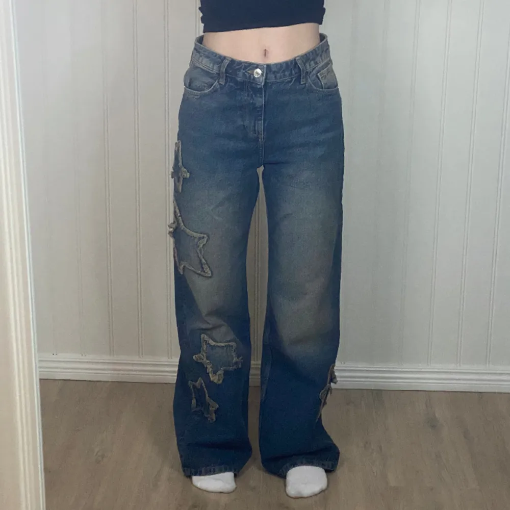 Skitsnygga baggy jeans med stjärnor i storlek 34 från bershka. Säljer då de var lite stora på mig i midjan. (Skulle passa nån som är lite längre än mig på 160 cm för att dem även var lite för långa på mig.) I princip oanvända så i nyskick. 🎀. Jeans & Byxor.