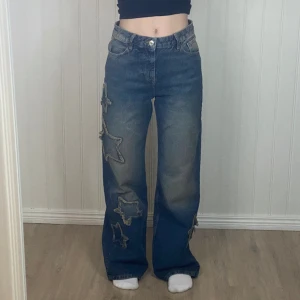 Baggy jeans  - Skitsnygga baggy jeans med stjärnor i storlek 34 från bershka. Säljer då de var lite stora på mig i midjan. (Skulle passa nån som är lite längre än mig på 160 cm för att dem även var lite för långa på mig.) I princip oanvända så i nyskick. 🎀