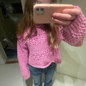Virkad tröja - Jättecool virkad tröja från Zara! Köpt 2021. Säljer då den inte kommer till användning lika mycket😘 Pris kan diskuteras. Fråga vad som helst