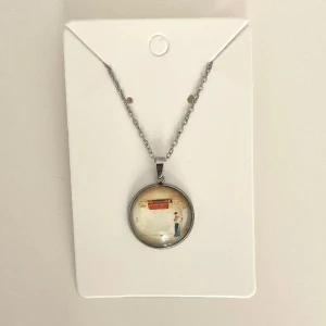 Harry styles, Harry’s house halsband  - •Harry’s house album halsband  •rostfrittstål  •handmade  •berlock storlek 20mm