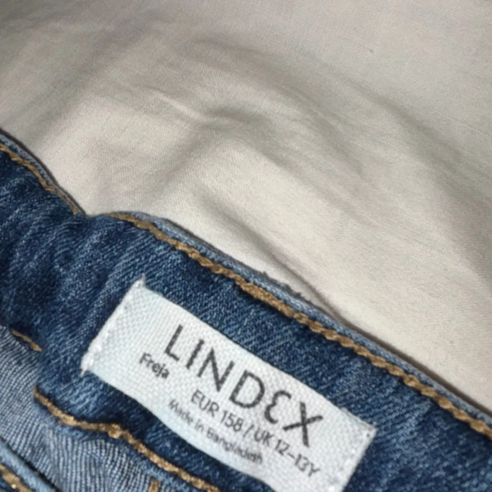 JÄTEE SNYGGA jeans de är Low-waist🫶🏽 kommer tvärr sälja för de blev små på mig🫶🏽 inga hål på byxorna eller liknande för mer bilder osv skriv priv💕💕. Jeans & Byxor.
