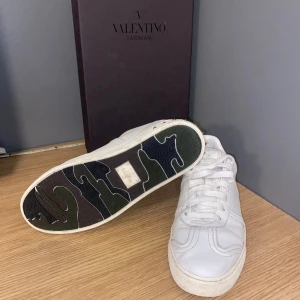 Valentino Flycrew - Valentino flycrew skor | skick 9 av 10, en nit saknas | box medföljer och extra snören medföljer | storlek 40, mitt pris 2600