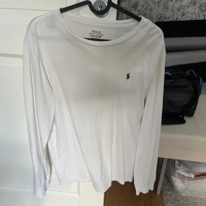 Ralph lauren tröja - Säljer denna långärmade Ralph lauren t shirten för 150  Passar XS/S
