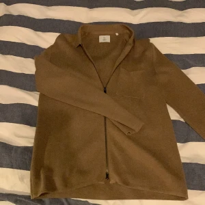 Tunn overshirt med dragkedja från märket Bläck! - Tjena säljer en tunn overshirt från Bläck, har använts Max 10 gånger, inga flaws eller någonting. Nypris ligger runt 700