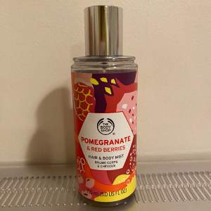 En doft sprej från The Body Shop som jag har inte använt i jätte länge❤️ Jättegott doft av grantäpple, körsbär och ros ❤️ Org. 150ml och använt mindre än en fjärdedel!!