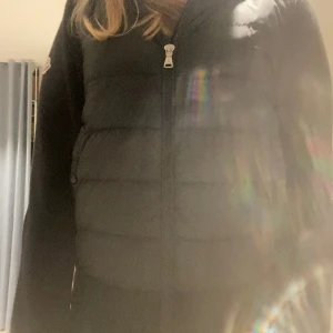 Jacka - Hje jag säljer min fina Moncler jacka jag har haft den i 2 år den är jätte fint skick jag säljer de för att den är precis på mig jag köpte jackan för 8500kr och säljer för 3500 till 4000 vi kan diskutera priset jackan är Äkta kontakta om frågor ❤️❤️