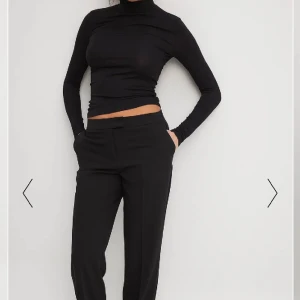 Lågmidjade kostymbyxor  - Lågmidjade raka kostymbyxor från NAKD. Storlek 36, lite stora i storlek, så blir lite oversized. Använda få gånger.