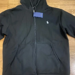 Ralph lauren zip - Jag säljer min Ralph lauren tröja kostar igentligen  2195kr men mitt pris kan diskuteras 