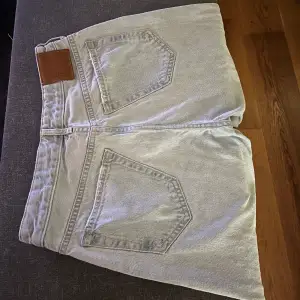 Jättefina lågmidjade jeans från Never Denim. Säljer då de inte används lika mycket längre. Bra skick förutom lite slitningar längst ner på benet (bild 2).