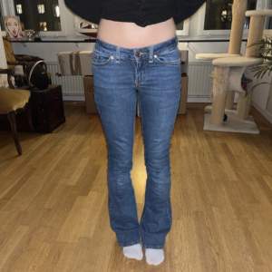 Lågmidjade jeans från vero Moda o storlek s. De har en liten defekt (sista bilden) men de är inget som syns när man har byxorna på. Nypris 600