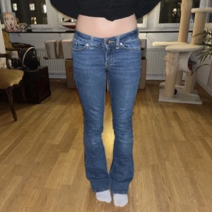 Lågmidjade jeans  - Lågmidjade jeans från vero Moda o storlek s. De har en liten defekt (sista bilden) men de är inget som syns när man har byxorna på. Nypris 600