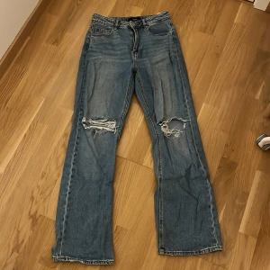 Vero Moda Jeans - High waist, 27/32, baggy fit, ljusblå/mellanblå, använt sällan, väldigt bra skick :)