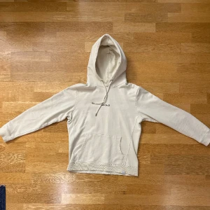 Beige Les Deux hoodie M - Hallå! Snygg beige Les Deux hoodie. Den har inga tecken på använding då jag använt den med omsorg. Säljer den nu då jag växt ur den och den behöver nu ett nytt hem. (Den säljs inte längre men tror nypris var ca 1000kr)