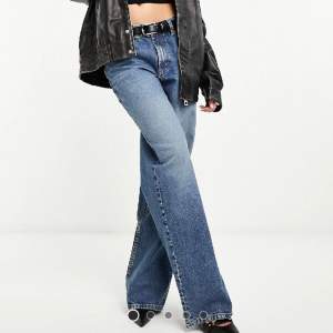 Asos design mellanblå bagge jeans i boyfriend-modell. Storlek 28-32. Aldrig använt. Nypris 519kr