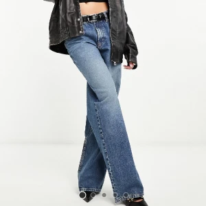 ASOS DESIGN Jeans - Asos design mellanblå bagge jeans i boyfriend-modell. Storlek 28-32. Aldrig använt. Nypris 519kr