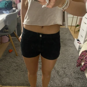 Svarta jeansshorts - Lågmidjade svarta jeansshorts Midjemåttet är 68 cm.  De har en liten fläck på men går att tvätta bort (skriv privat) 