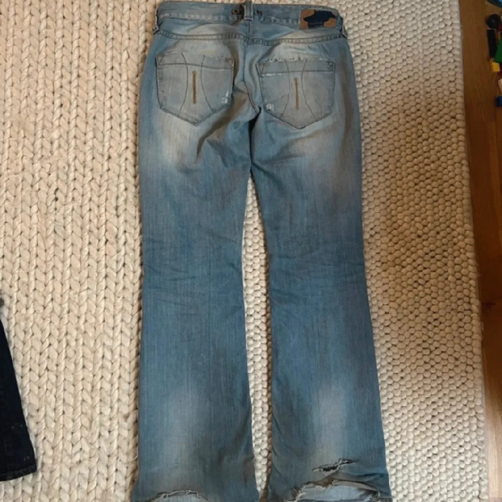 Super snygga lågmidjade Jeans med hål på knäna, om du vill köpa tryck köp nu! Här är alla mått💗midjemått 79, innerbenslängd 80/81. Jeans & Byxor.