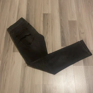 Nudie jeans - Gråa nudie jeans i bra skick 9/10 32/32  Nypris ≈ 1200