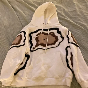 Nike vintage hoodie  - Nike ingen aning vad plagget heter köpt på secondhand, den är i nyskick 