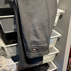 Gråa dickies byxor 874 - Snygga dickies byxor 874 