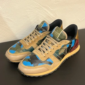Valentino Rockrunner - Riktigt snygga Valentino Rockrunners i storlek 45 men passar även 44-44,5. Köpta från Vestiaire Collective. Kvitto finns. Endast använda ett fåtal gånger så dem är i mycket bra skick. Tyvärr ingen låda.