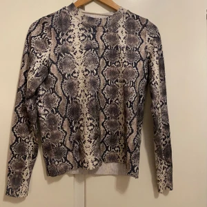 Tröja  - Storlek: S, tveka inte för att fråga någonting!🙏