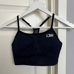 Sport bh - Marinblå sport bh från Icaniwill. Fraktavgift tillkommer 💓