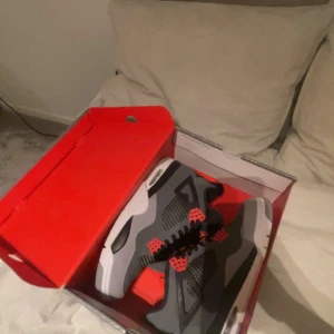 Air Jordan Retro Infrared - Använt dem 3 gånger och jag tycker att dem är bekväma, säljer dem för att det är inte direkt min stil så säljer dem lite billigt, Box finns med, Priset kan diskuteras.