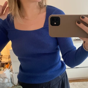 Blå topp - Härlig blå topp från Coster Copenhagen. I superskönt ribbat material. Köpt för 699kr. Så fin koboltblå färg! Är i storlek XS och är använd men i fint skick. Frakt tillkommer💞💞🫶🦋🦋