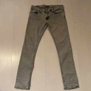 Nudie Jeans - Nudie Jeans i modellen Long John! Slim fit passform, passar bra på 185. Storlek 34/34, har aldrig använt dem. Skriv gärna i pm vid funderingar! 