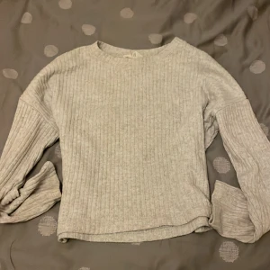 Grå ribbad basic tröja - Väldigt stor i storlek, passar mej som har Xs, men är k storlek Xss, väldigt bra kvalite!💘