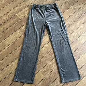 Byxa - Välanvända byxor i plysch från Gina tricot. Snöret i midjan saknas, men det är resår, så det gör inte så mkt. 