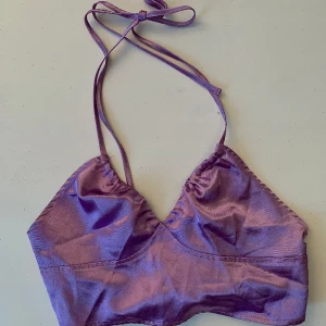 Lila crop-top - Ett linne som inte kommit till användning i satin. 