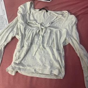 En vit Croptop för endast 60kr! - En väldigt tunn men inte genomskinlig croptop som är extremt bra för sommaren. I storlek XS. Änvants bara 2 gånger men är tvättat och ren som nytt. Frakt ingår!!